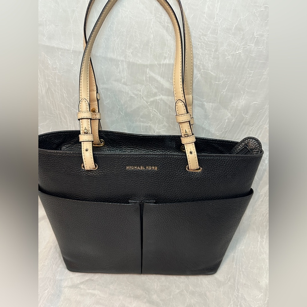 Michael Kors Bedford Black Pebbled Leather Tote with multiple exterior pockets - Picture 3 of 9